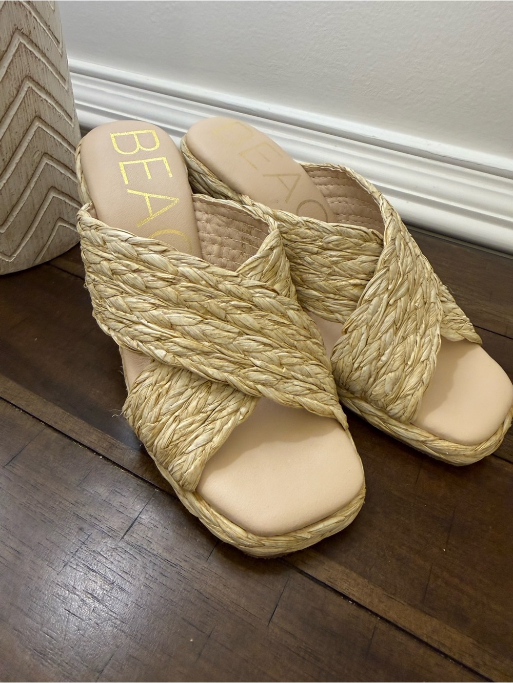 Beach by Matisse Raffia
Crisscross Wedge Sandals size 6